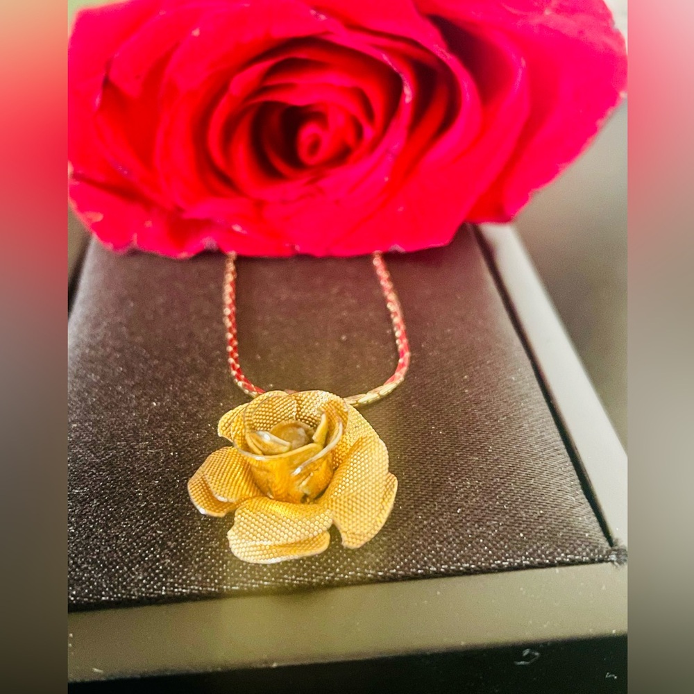 Vintage Gold Tone Floral Rose Pendant Necklace - Picture 5 of 13